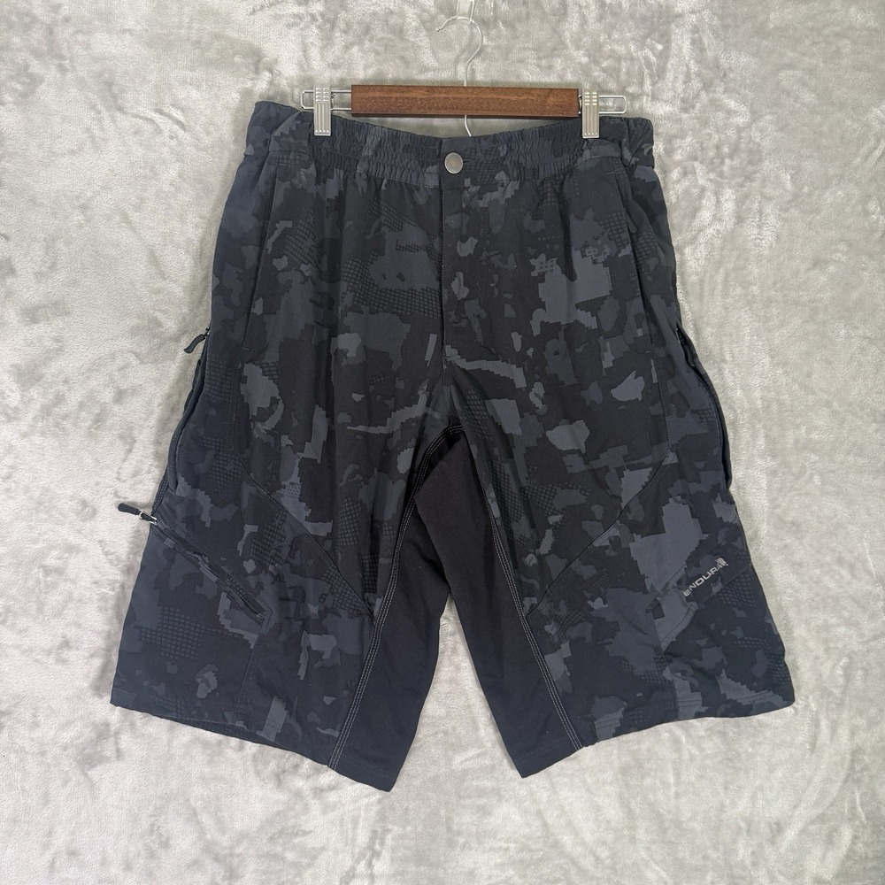 Endura Hummvee Mountain Bike Shorts Mens 2XL Black Grey Digital Camo Cycle Cargo